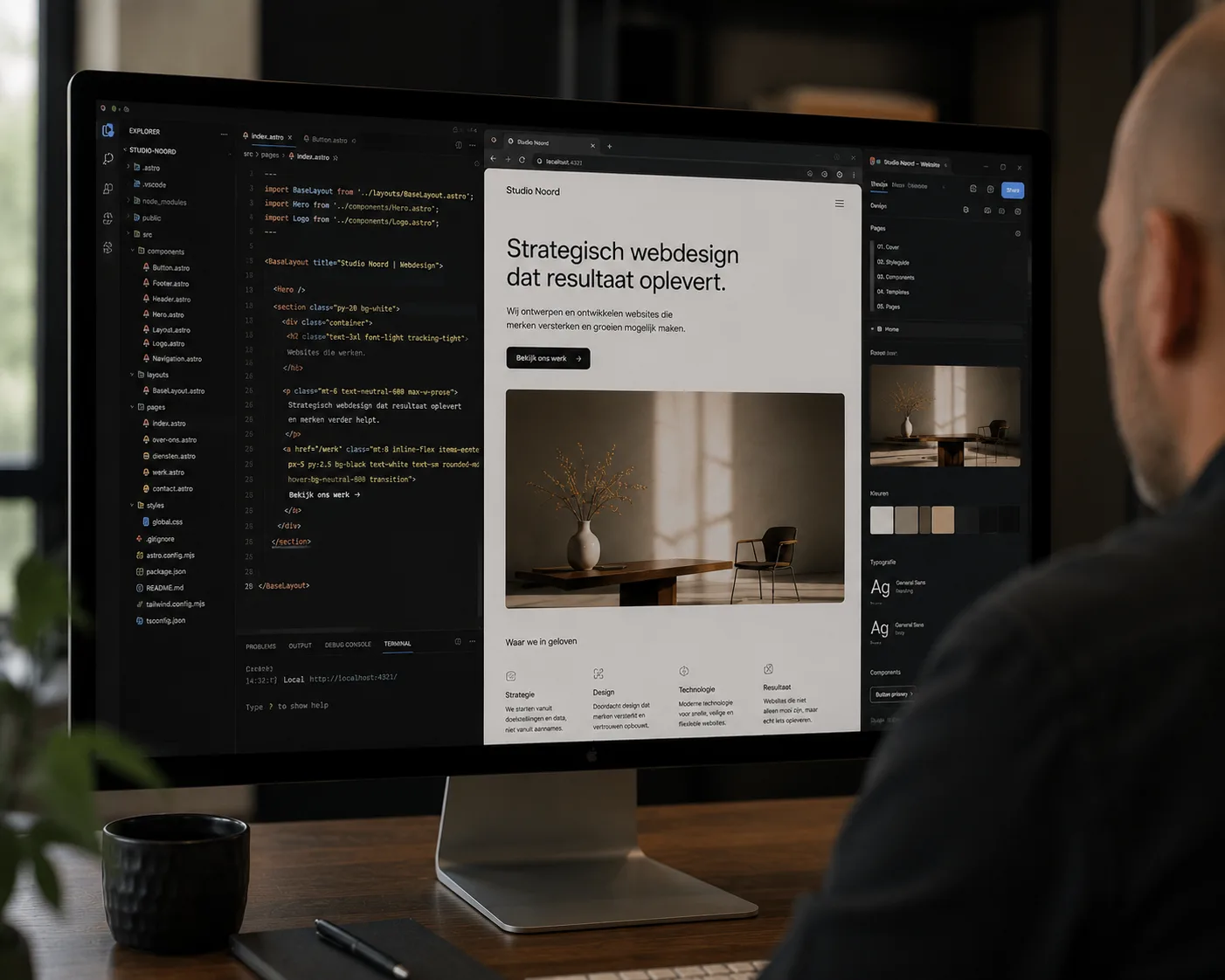 Website in ontwikkeling, code en het live resultaat naast elkaar op scherm